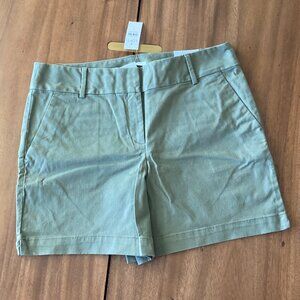 LOFT The Riviera Short / Size 8 / 6" inseam / Olive